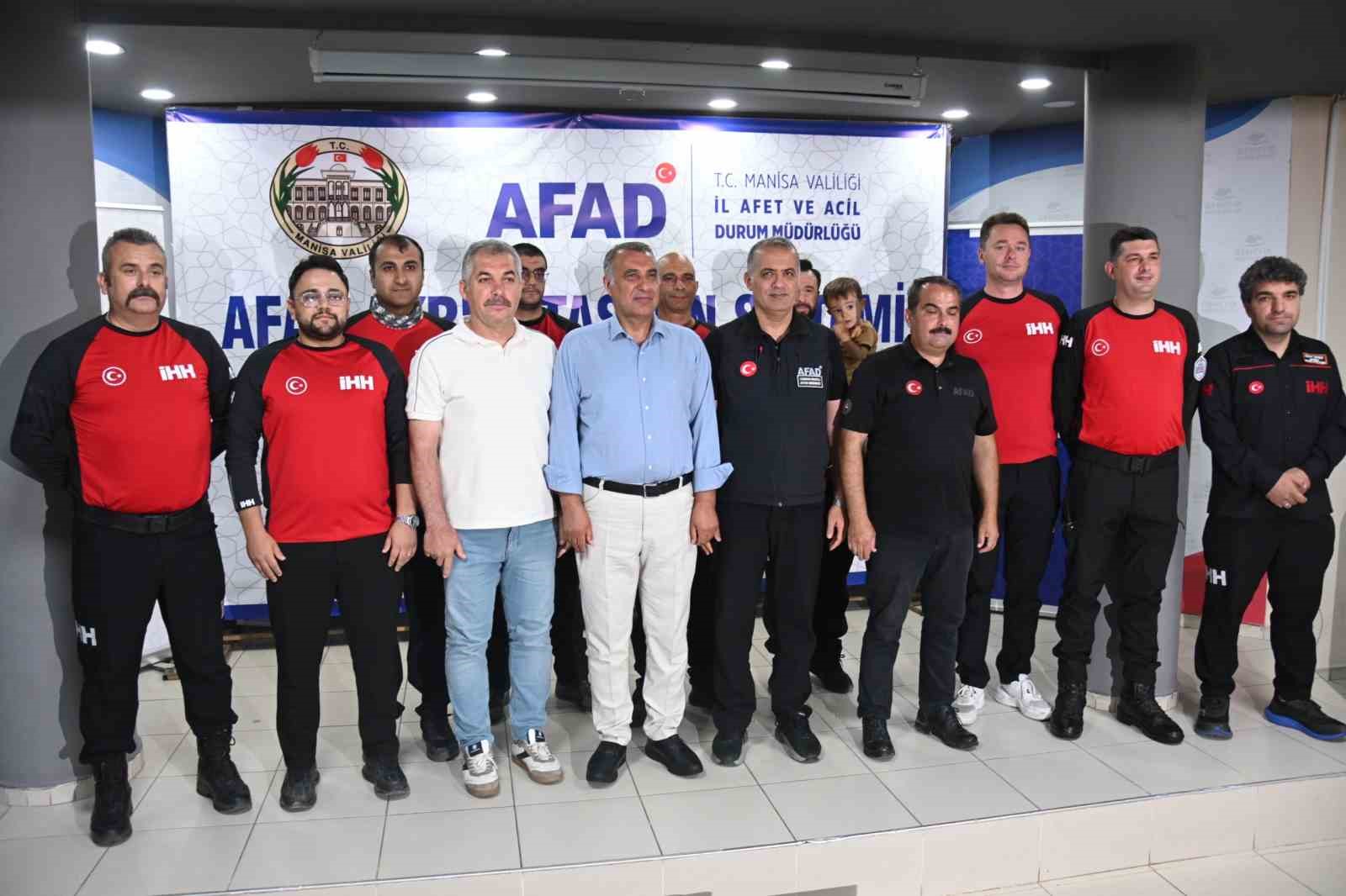 Manisa’da afet kahramanlarına akreditasyon arması takıldı
