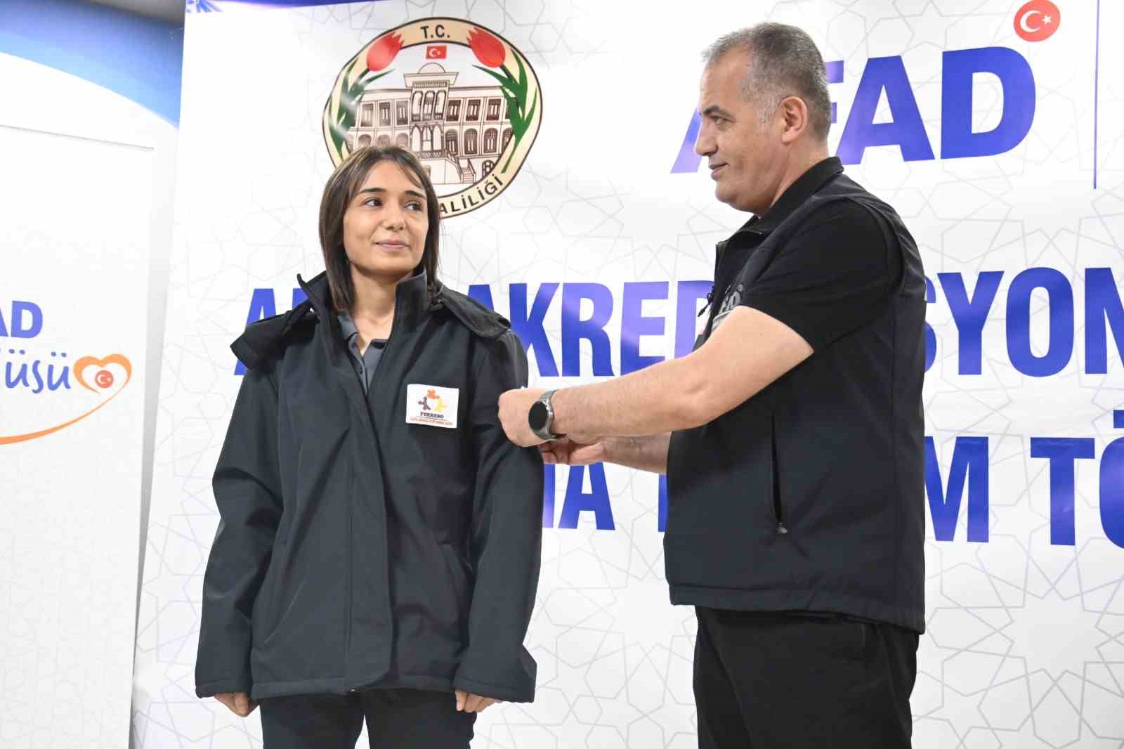 Manisa’da afet kahramanlarına akreditasyon arması takıldı