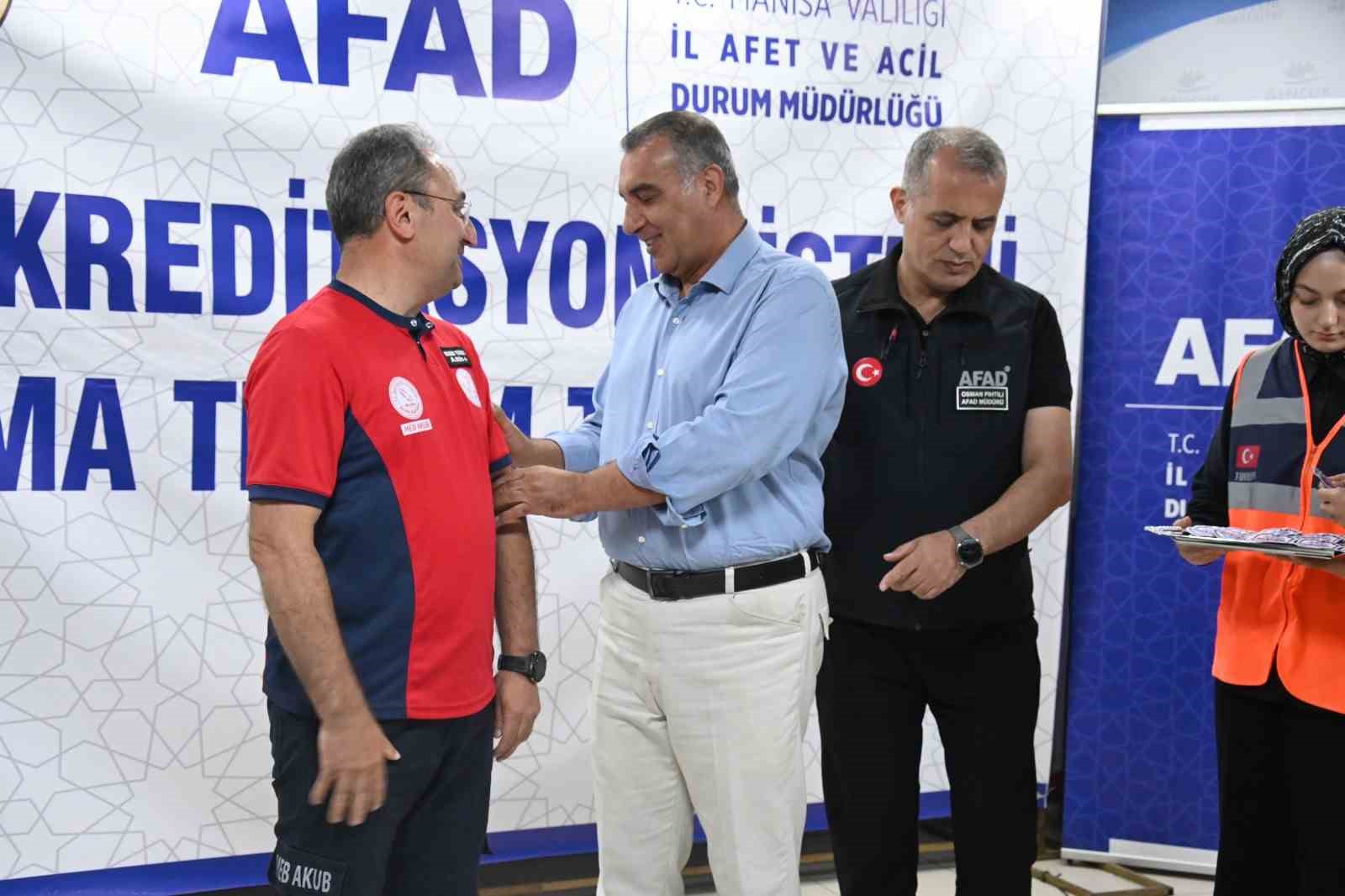 Manisa’da afet kahramanlarına akreditasyon arması takıldı