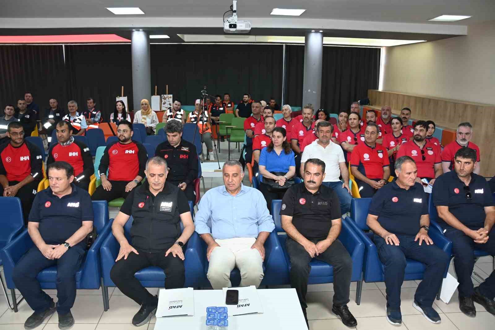 Manisa’da afet kahramanlarına akreditasyon arması takıldı