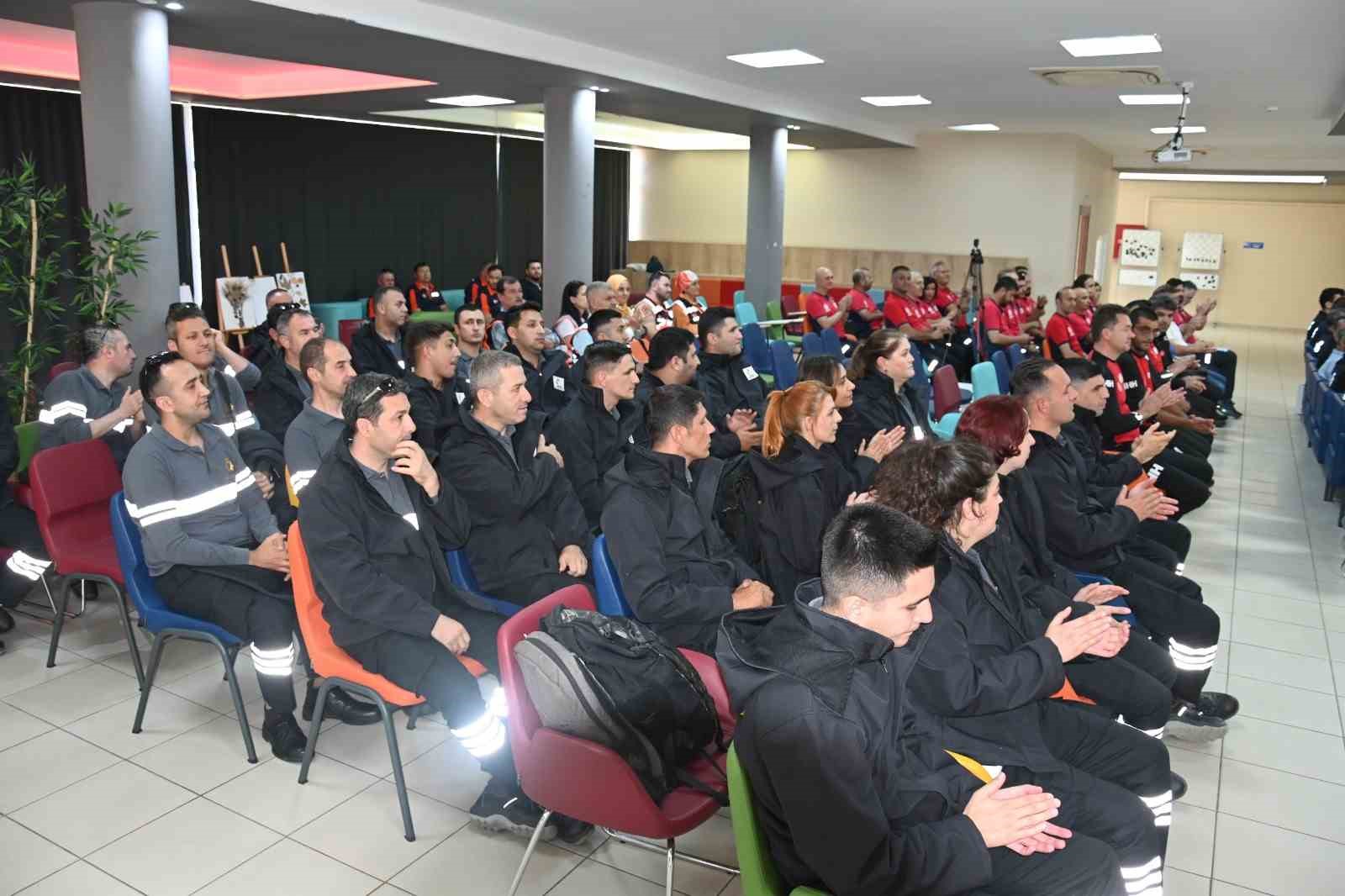 Manisa’da afet kahramanlarına akreditasyon arması takıldı
