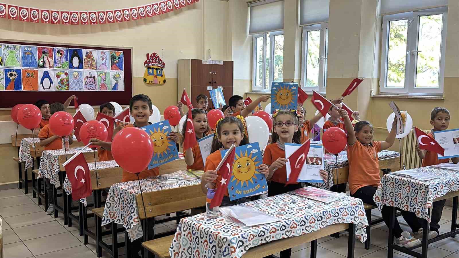 Bolu’da 49 bin 169 öğrenci karne sevinci yaşadı