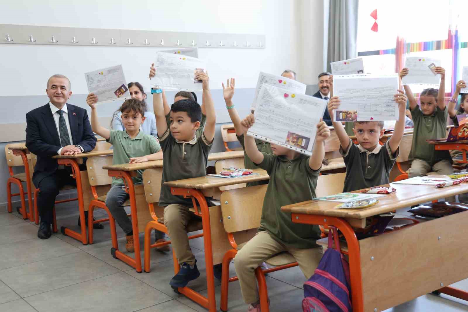 Elazığ’da 119 bin öğrenci karne heyecanı yaşadı