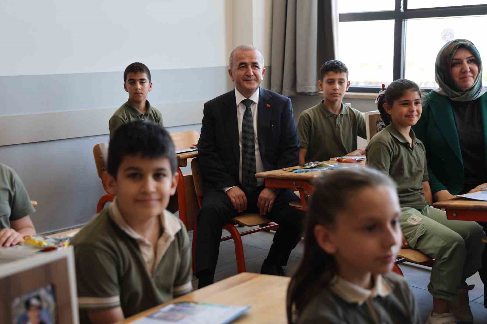 Elazığ’da 119 bin öğrenci karne heyecanı yaşadı