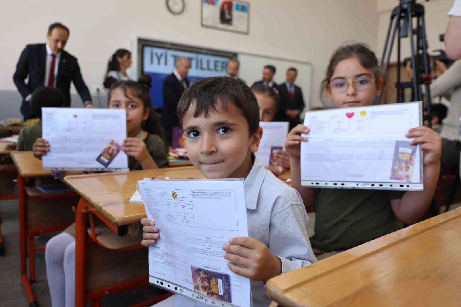 Elazığ’da 119 bin öğrenci karne heyecanı yaşadı