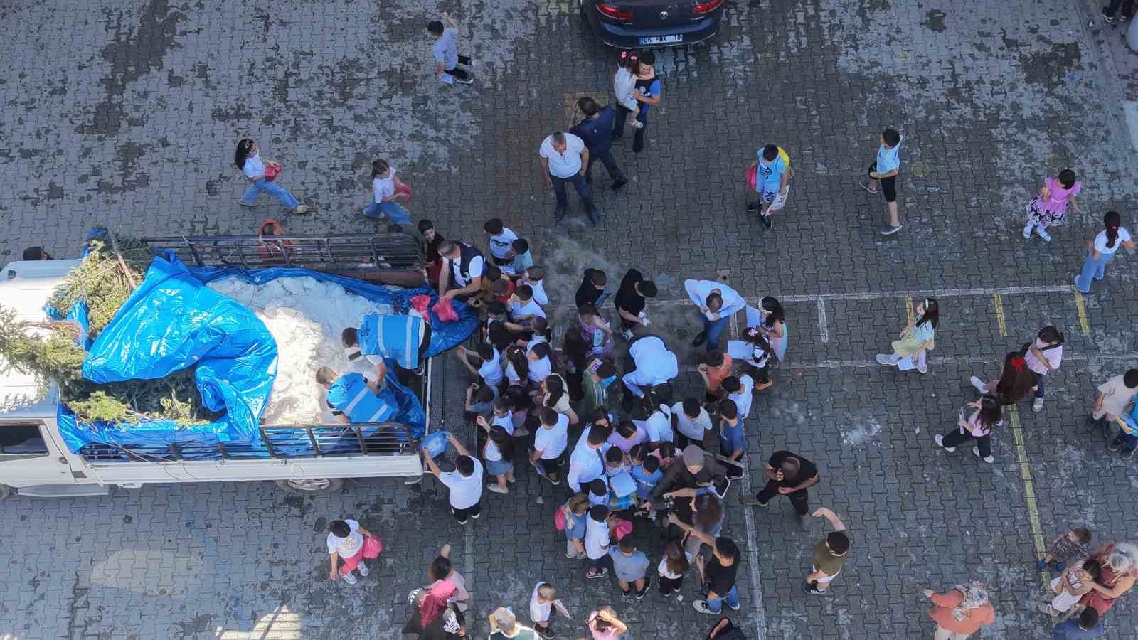 Adana sıcağında öğrencilere buz gibi karne hediyesi