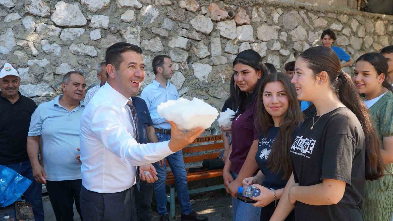 Adana sıcağında öğrencilere buz gibi karne hediyesi