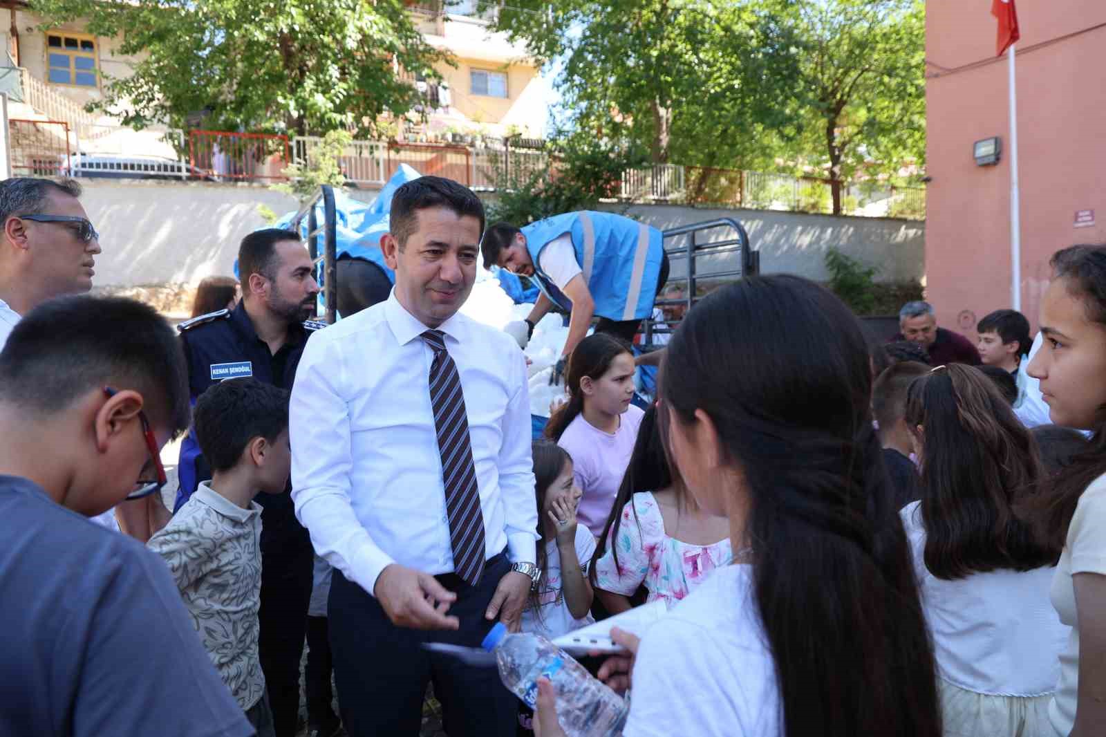Adana sıcağında öğrencilere buz gibi karne hediyesi