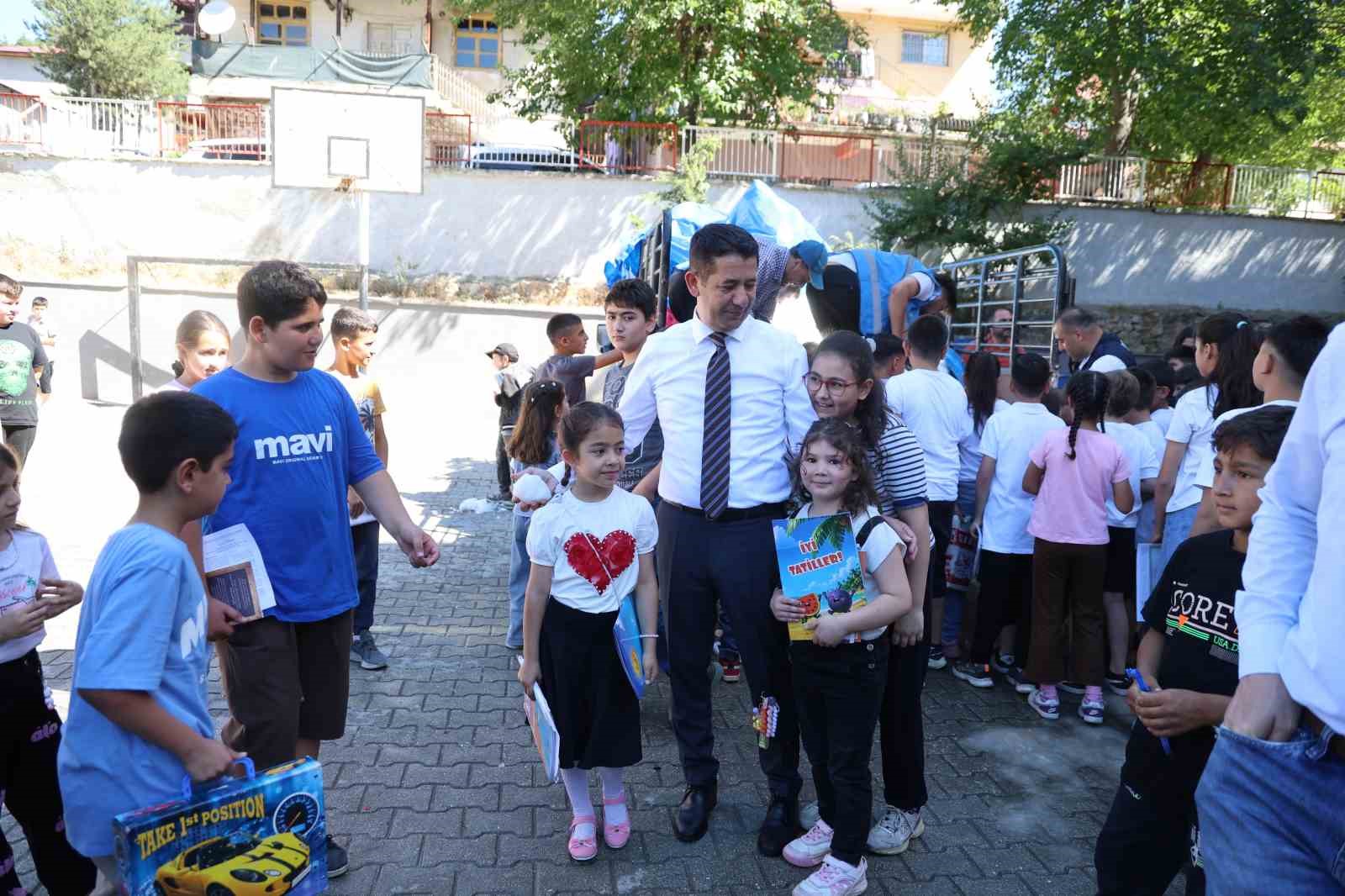 Adana sıcağında öğrencilere buz gibi karne hediyesi
