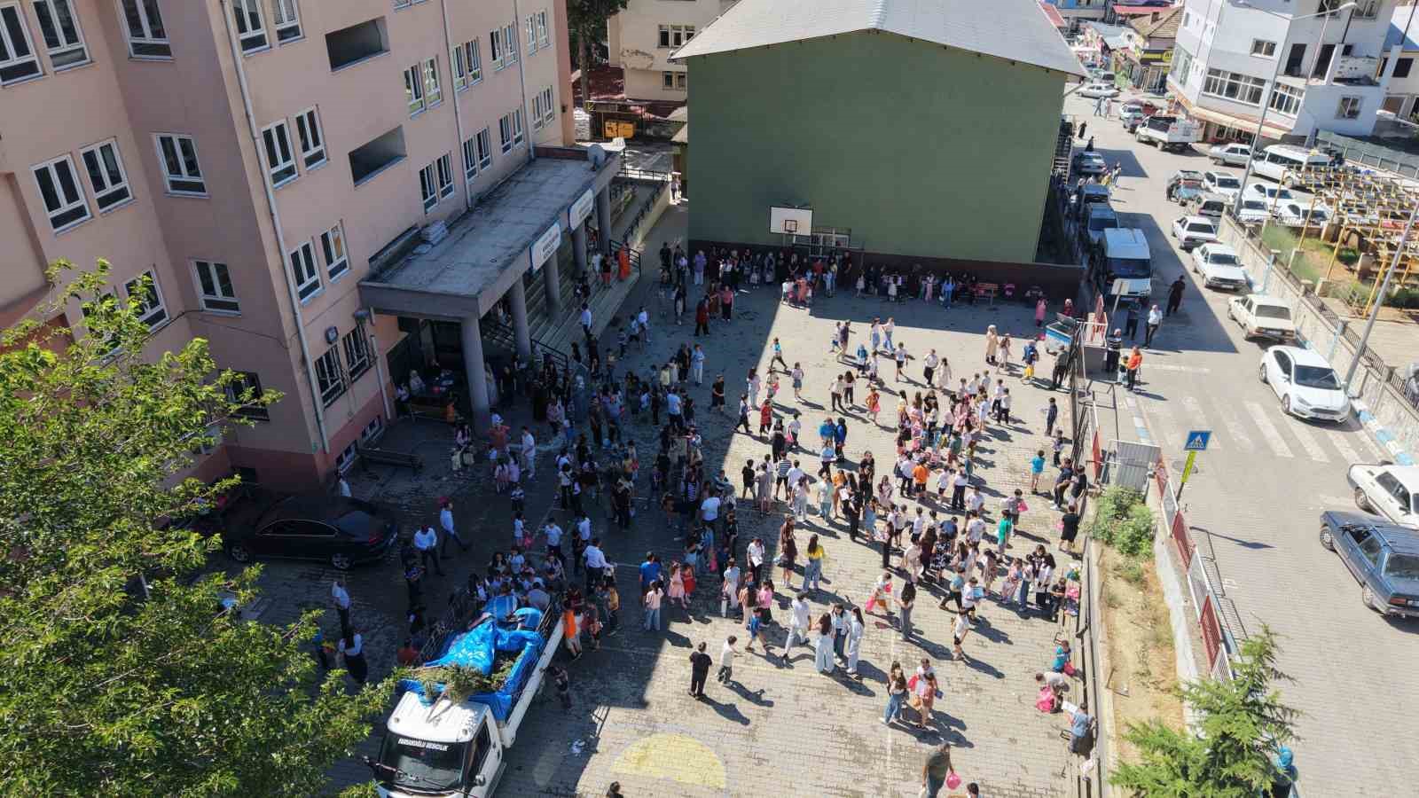 Adana sıcağında öğrencilere buz gibi karne hediyesi