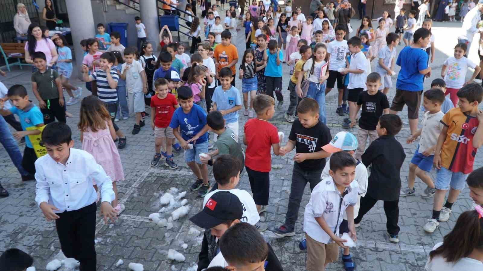 Adana sıcağında öğrencilere buz gibi karne hediyesi