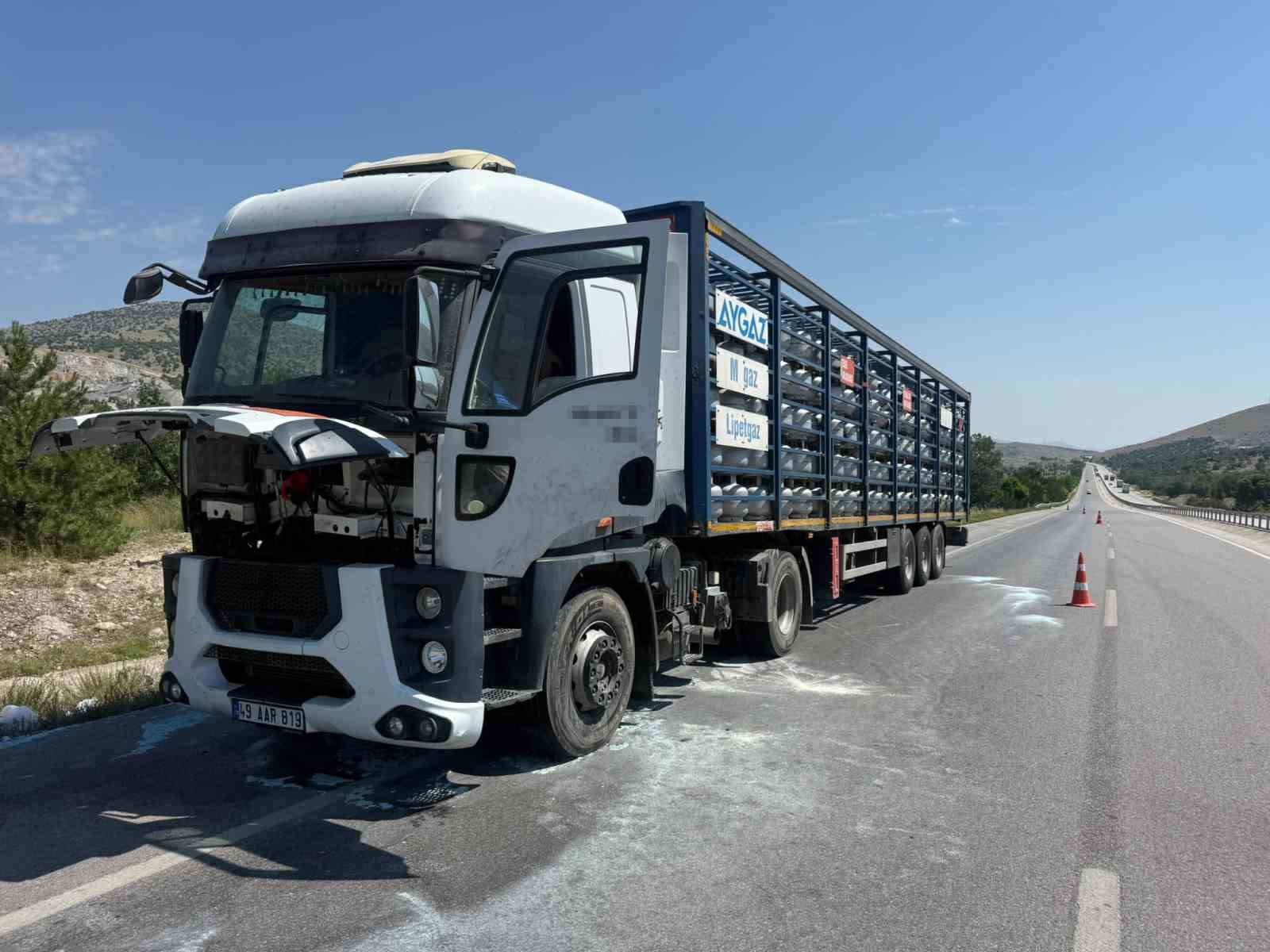 Afyonkarahisar’da Aygaz marka tüp yüklü tırın motorunda yangın