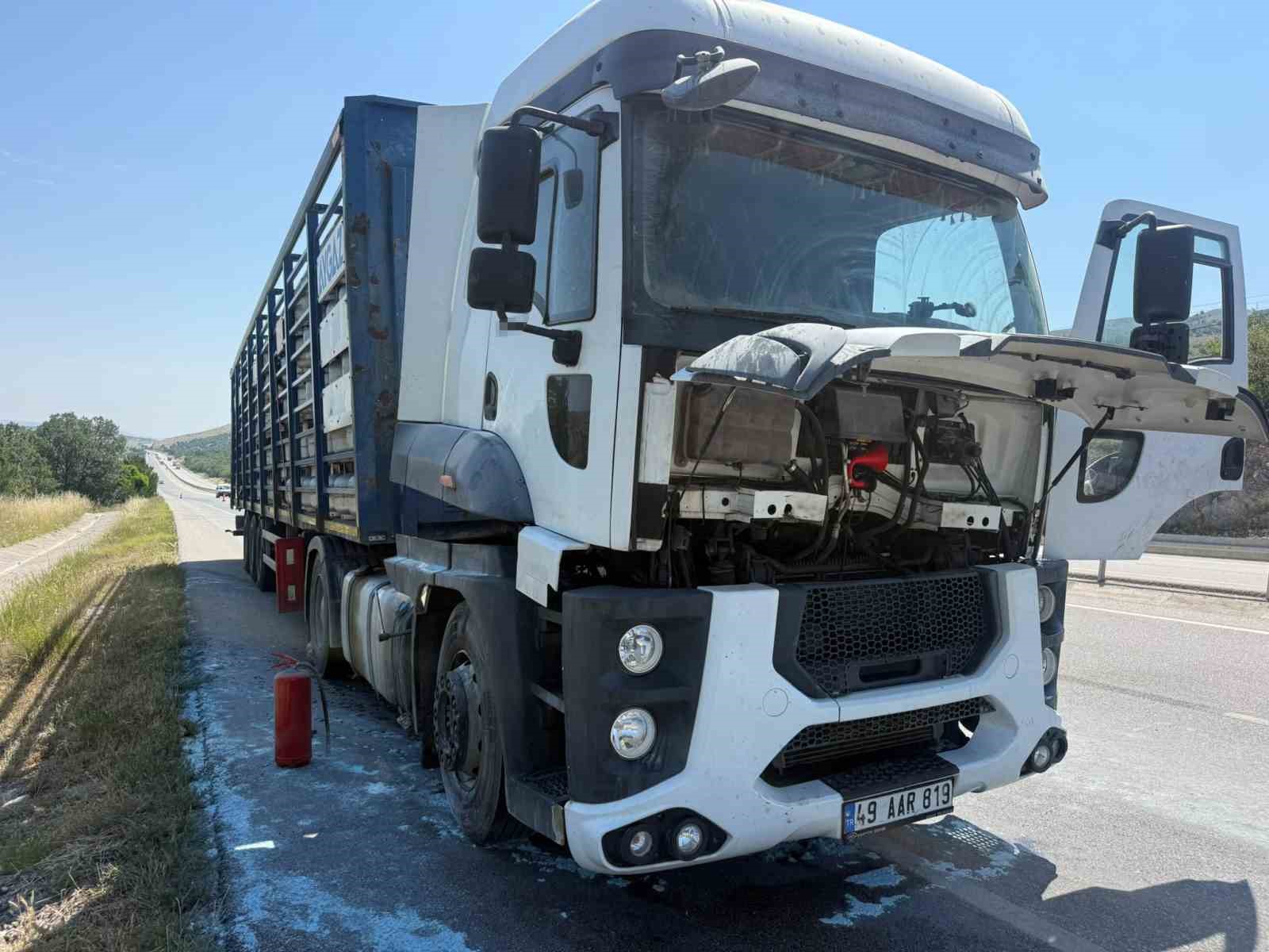Afyonkarahisar’da Aygaz marka tüp yüklü tırın motorunda yangın