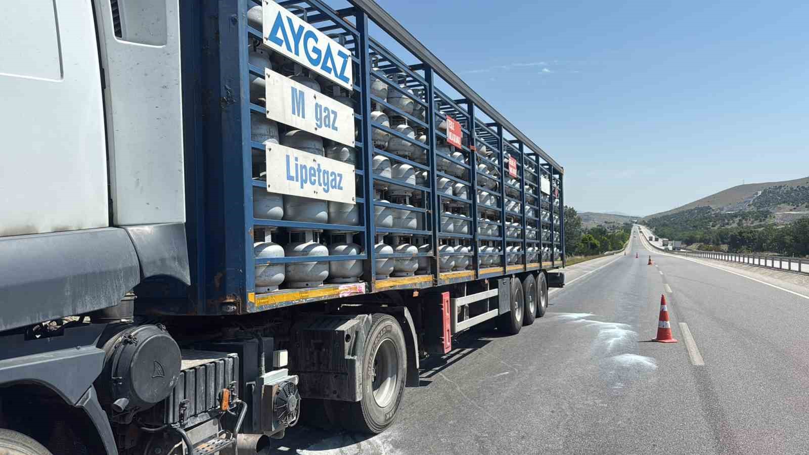 Afyonkarahisar’da Aygaz marka tüp yüklü tırın motorunda yangın