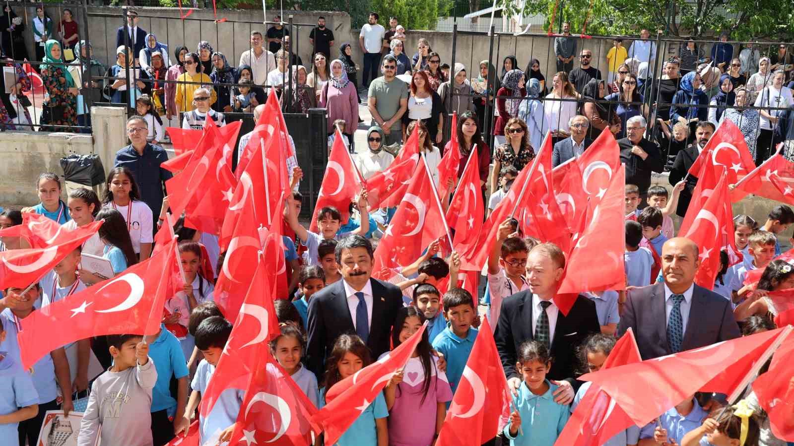 Kırşehir’de 40 bin 376 öğrenci karne heyecanı yaşadı