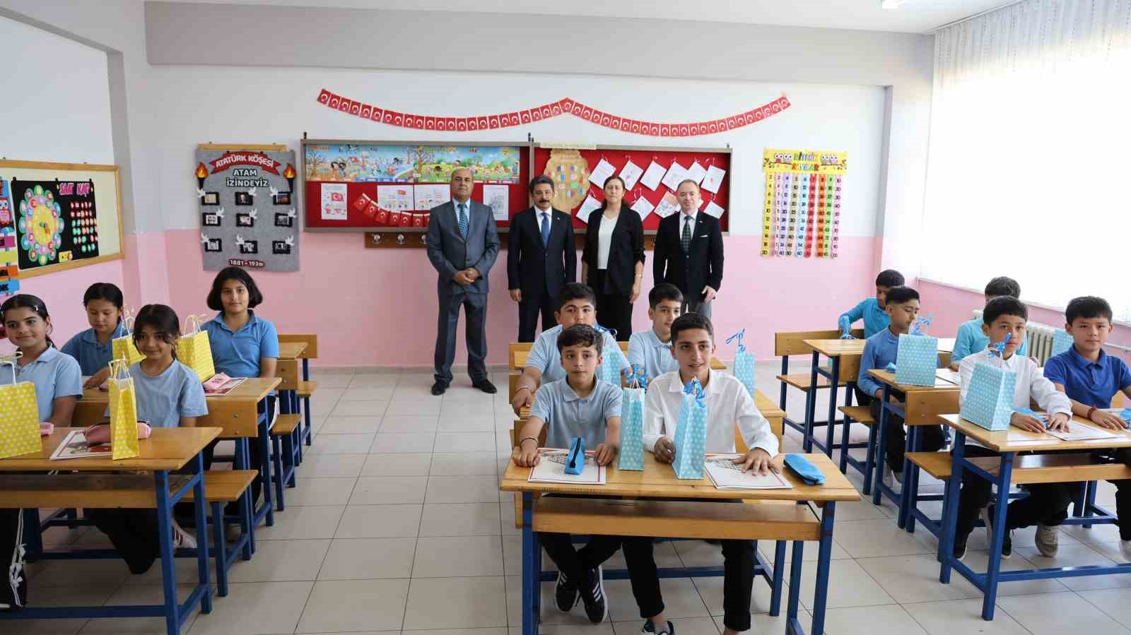 Kırşehir’de 40 bin 376 öğrenci karne heyecanı yaşadı