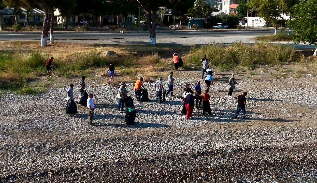 Mersin’de gençlerden sahil temizliği seferberliği