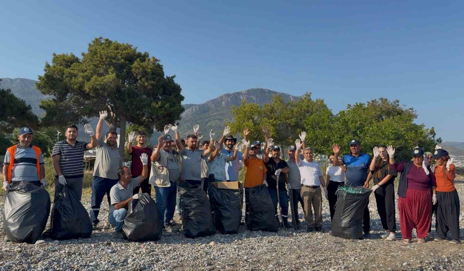 Mersin’de gençlerden sahil temizliği seferberliği