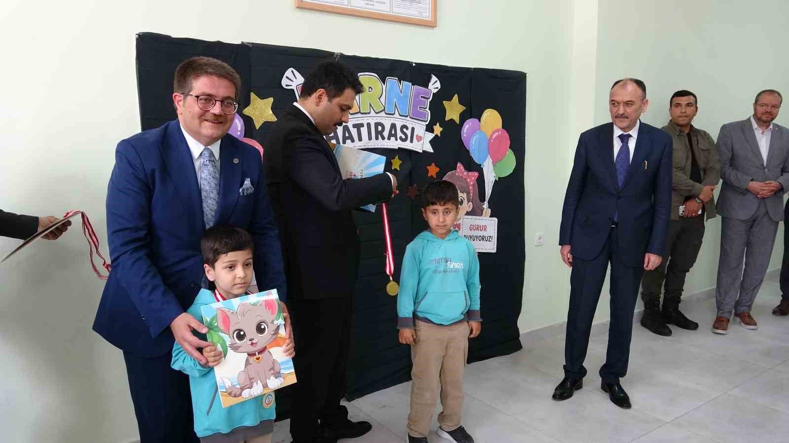 Van’da 275 bin 826 öğrenci karne heyecanı yaşadı