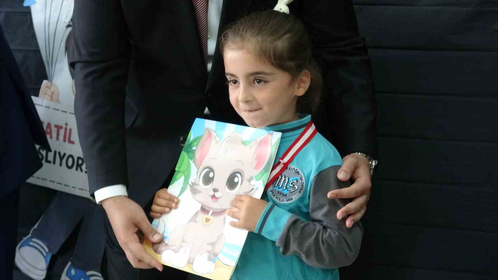 Van’da 275 bin 826 öğrenci karne heyecanı yaşadı
