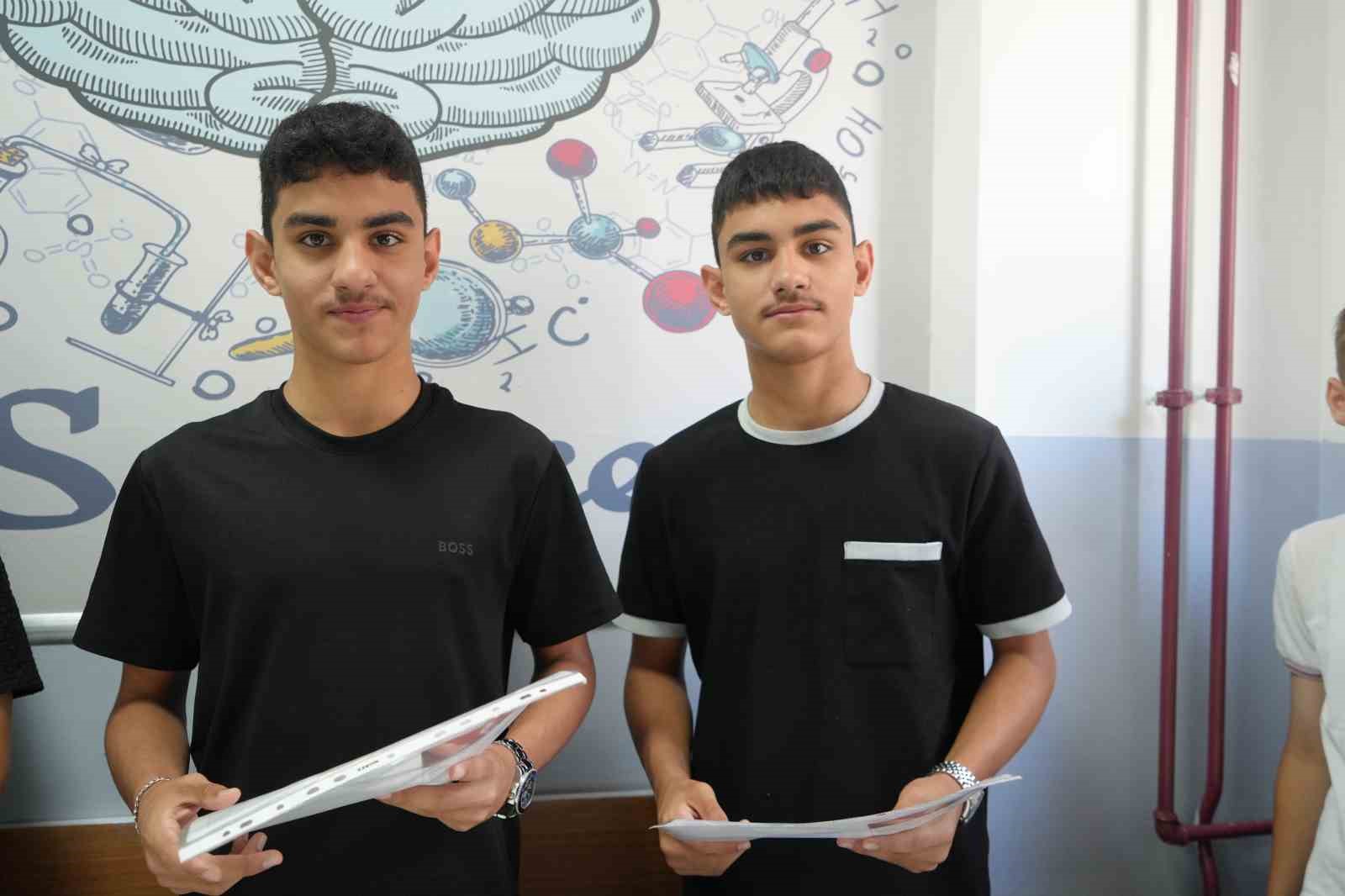 Samsun’da 13 ikiz öğrencinin karne heyecanı