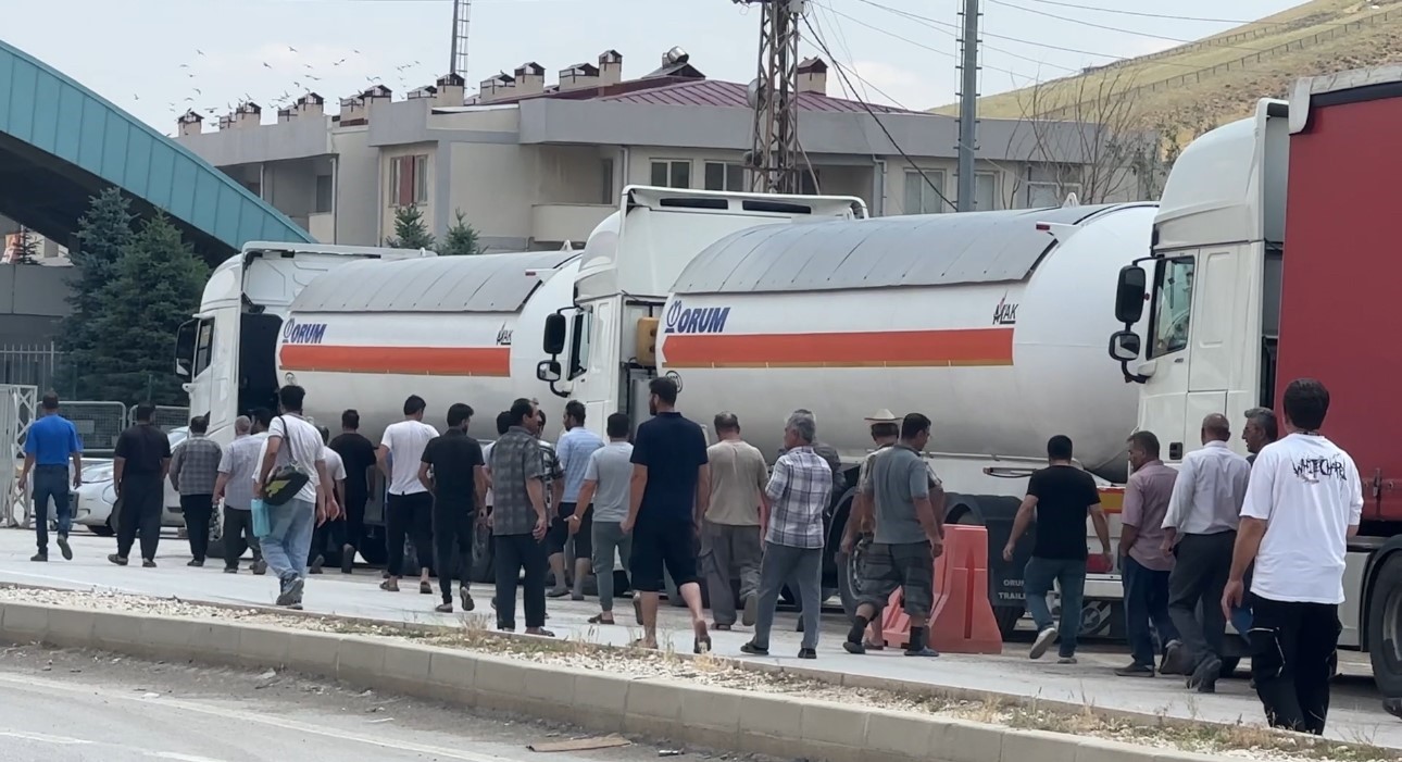 Türkiye-İran sınırında 5 kilometrelik tır kuyruğu oluştu