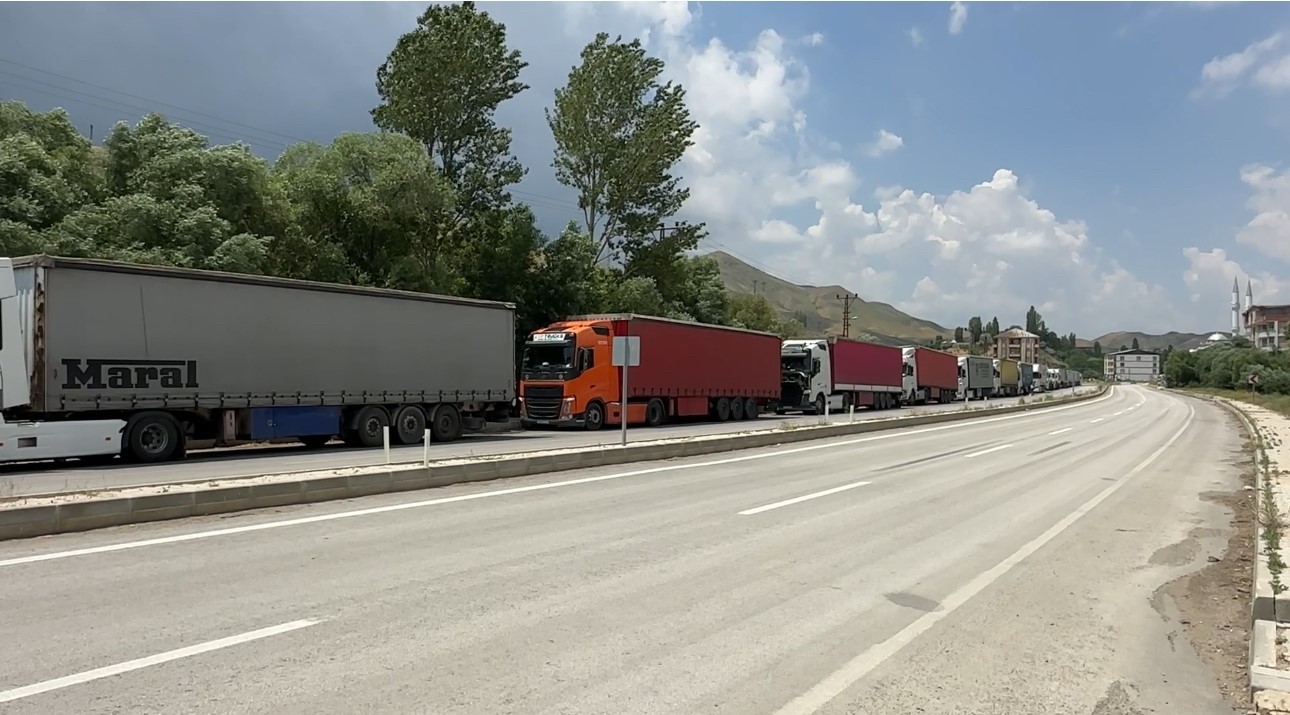 Türkiye-İran sınırında 5 kilometrelik tır kuyruğu oluştu