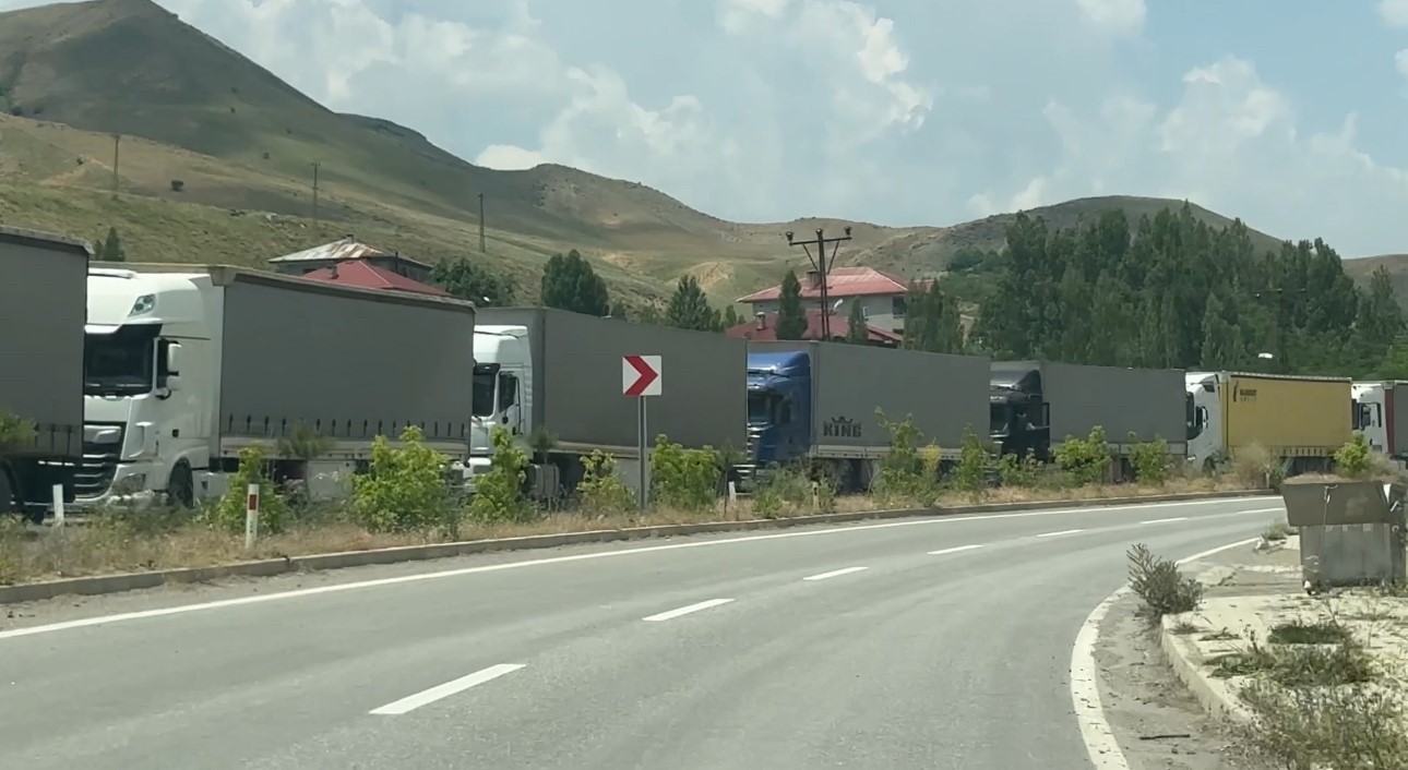 Türkiye-İran sınırında 5 kilometrelik tır kuyruğu oluştu