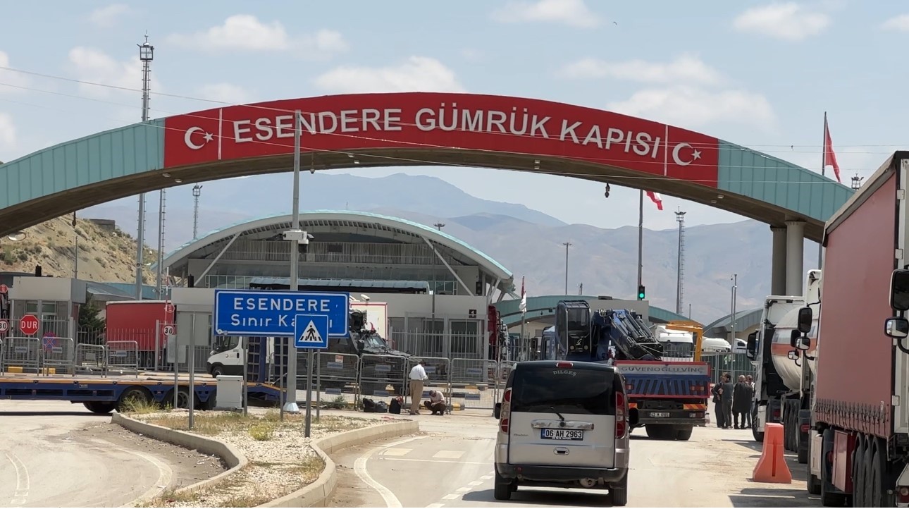 Türkiye-İran sınırında 5 kilometrelik tır kuyruğu oluştu
