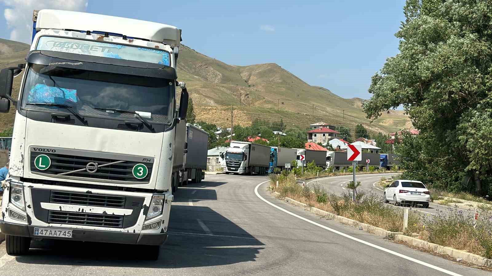 Türkiye-İran sınırında 5 kilometrelik tır kuyruğu oluştu