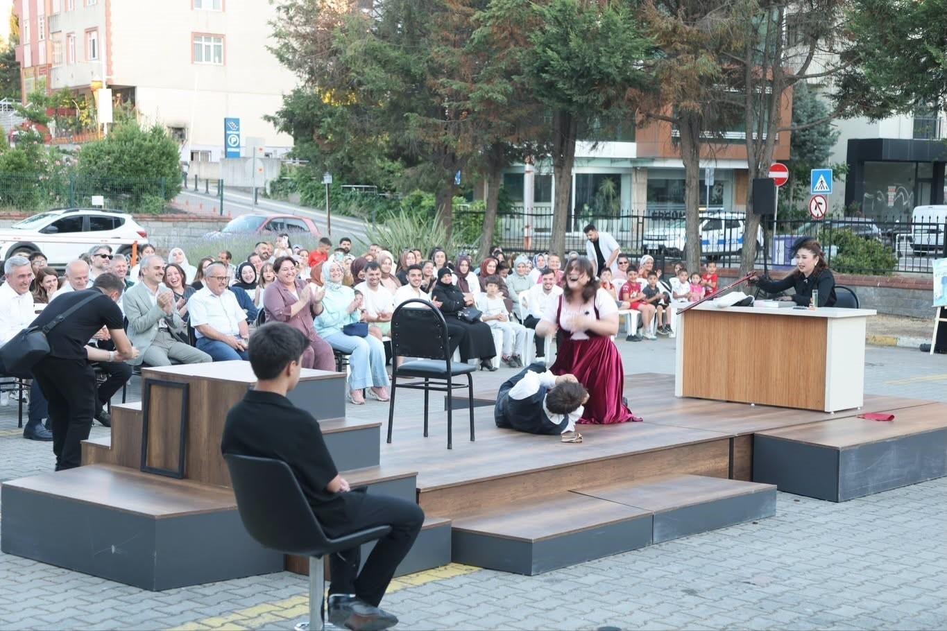 Açık havada tiyatro resitali sunup sertifikalarını aldılar
