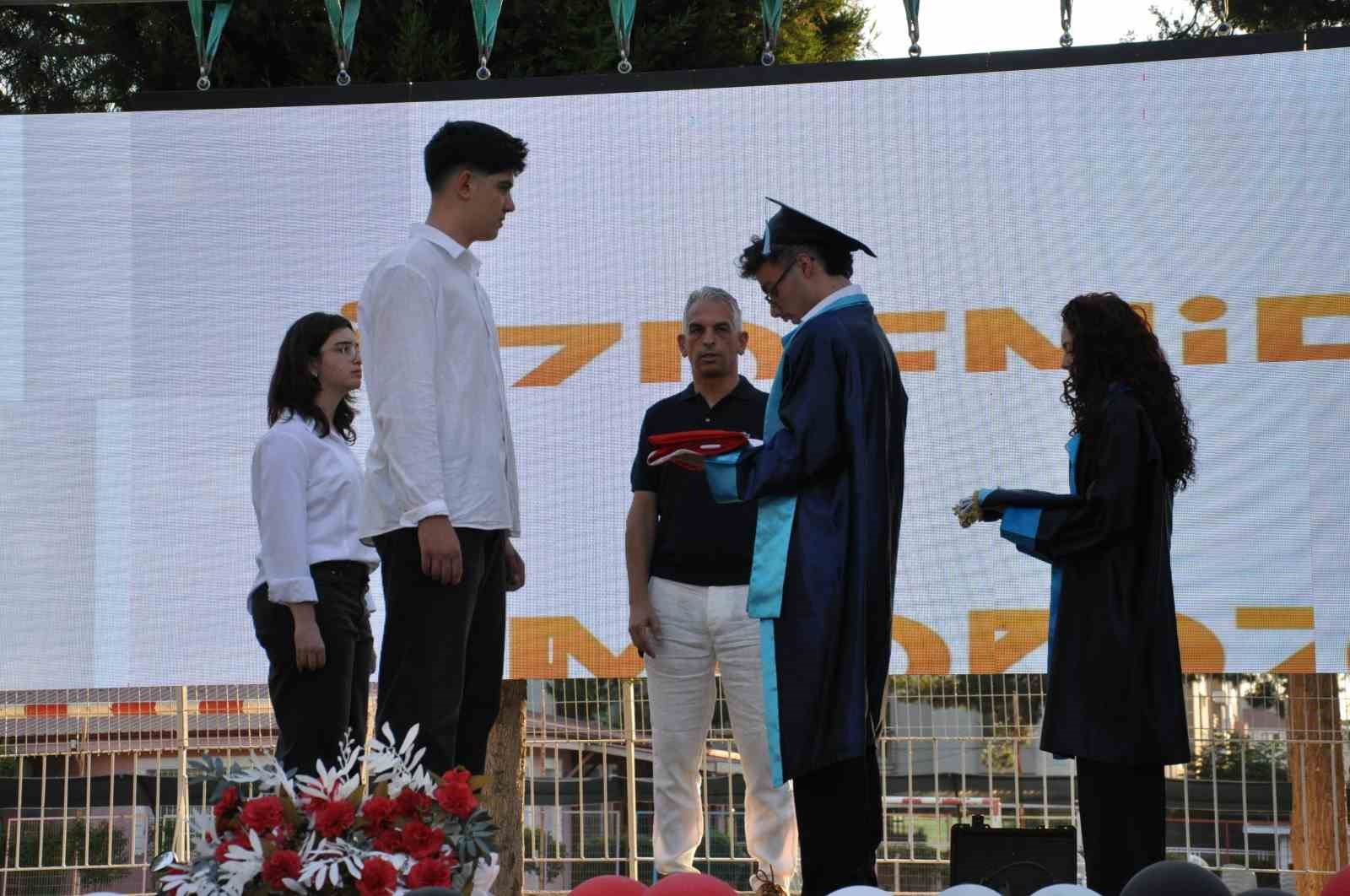 Salihli Anadolu Lisesi’nde mezuniyet coşkusu