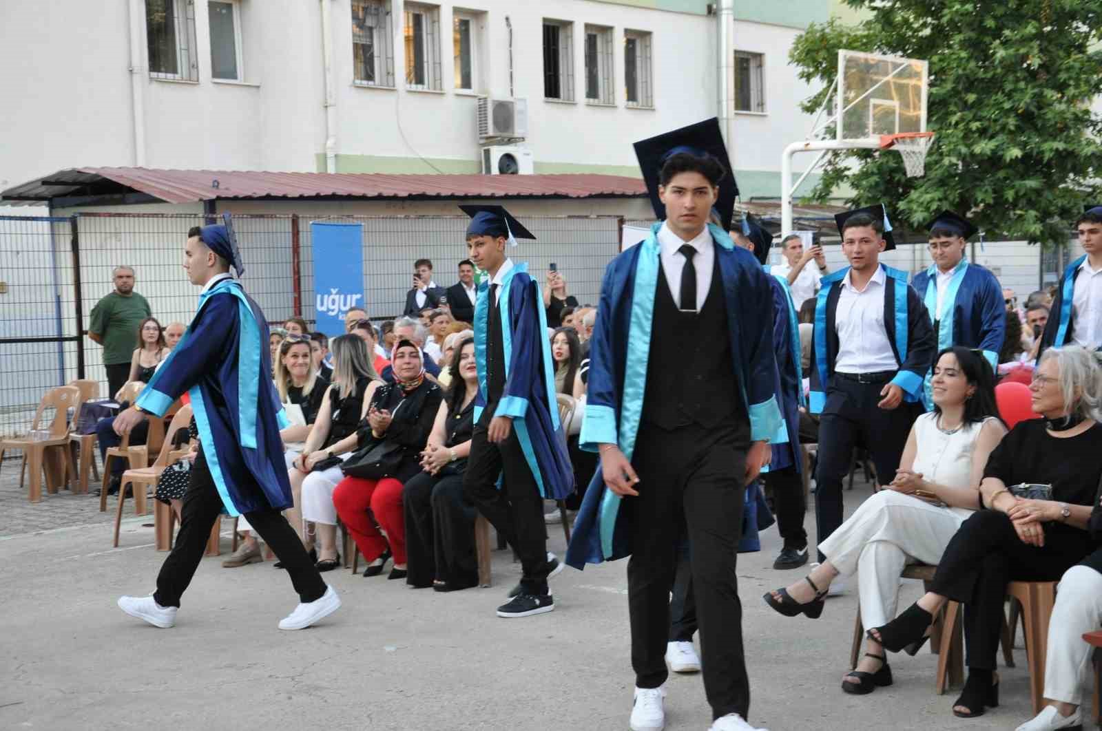 Salihli Anadolu Lisesi’nde mezuniyet coşkusu