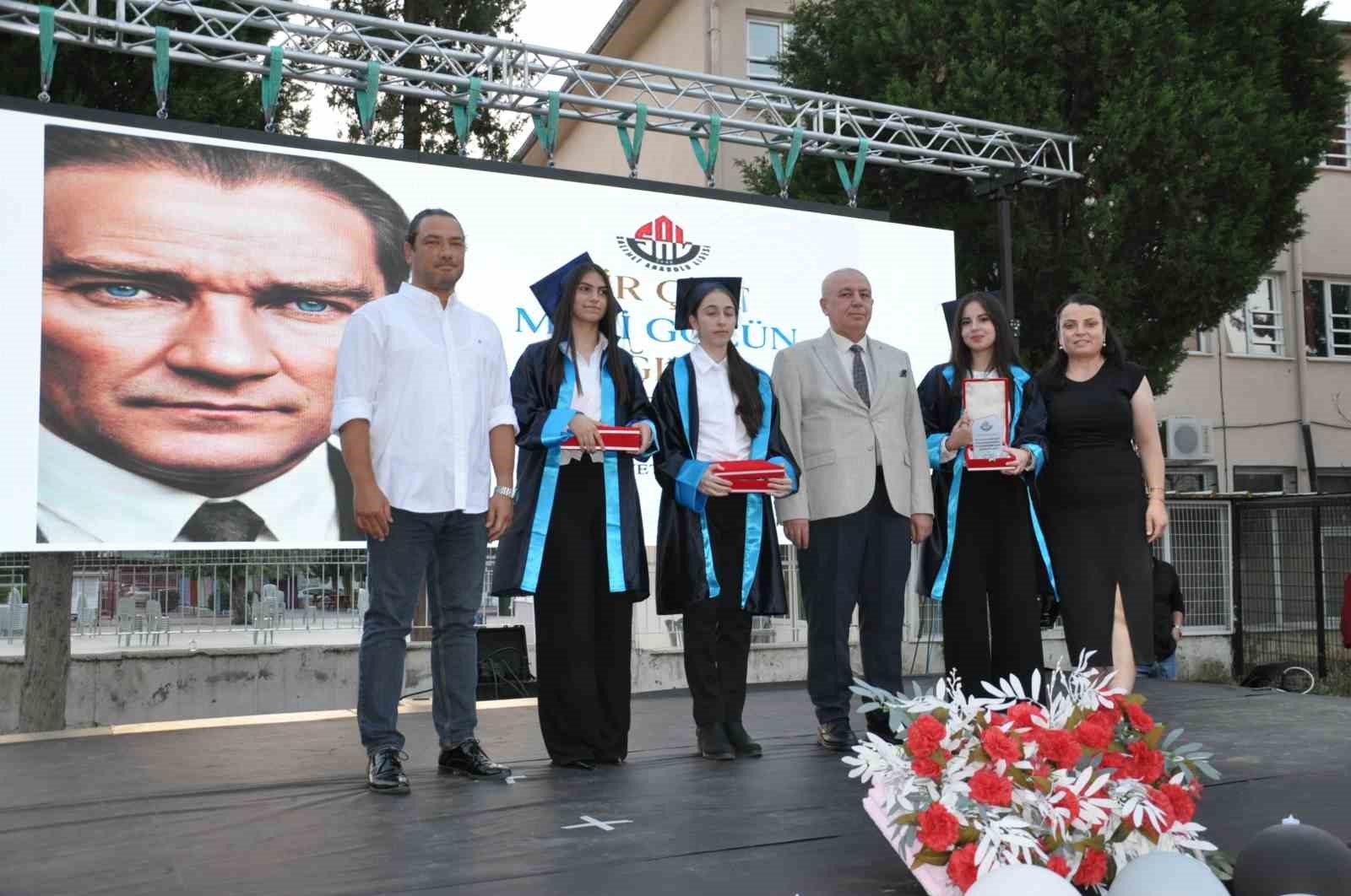 Salihli Anadolu Lisesi’nde mezuniyet coşkusu