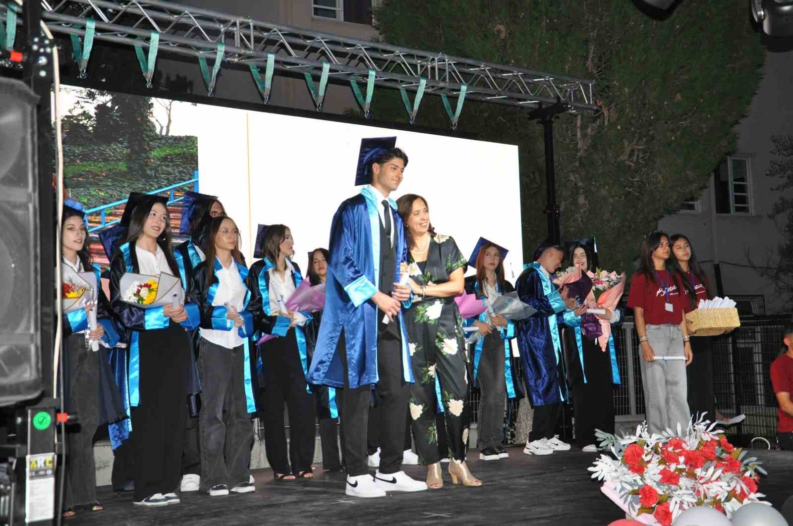 Salihli Anadolu Lisesi’nde mezuniyet coşkusu