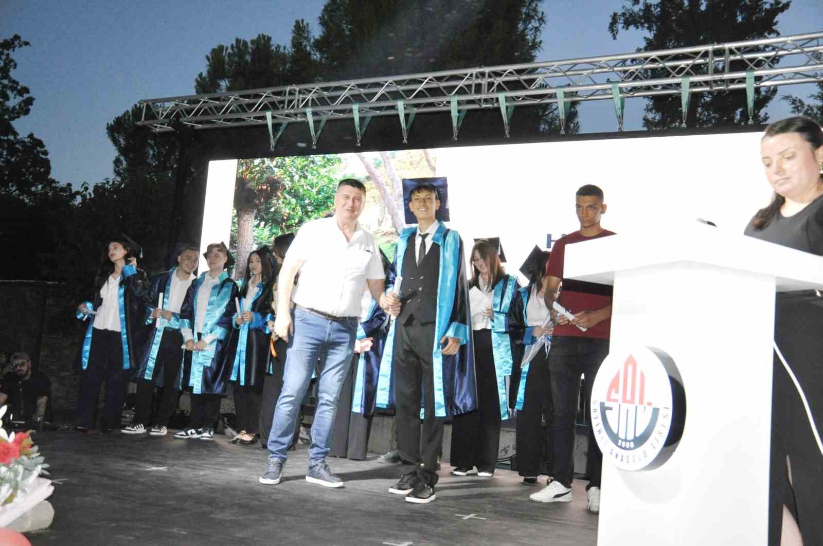 Salihli Anadolu Lisesi’nde mezuniyet coşkusu