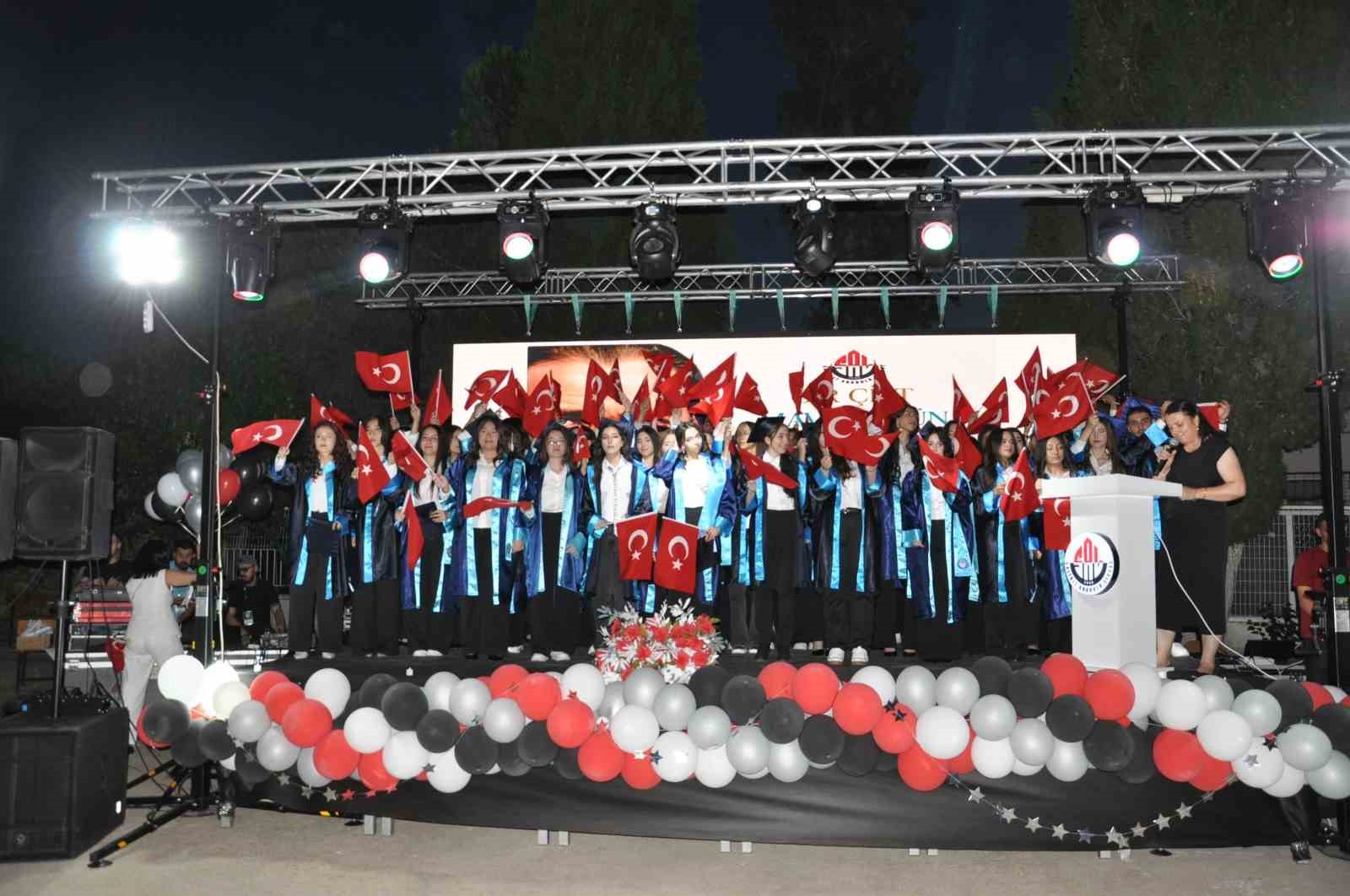 Salihli Anadolu Lisesi’nde mezuniyet coşkusu