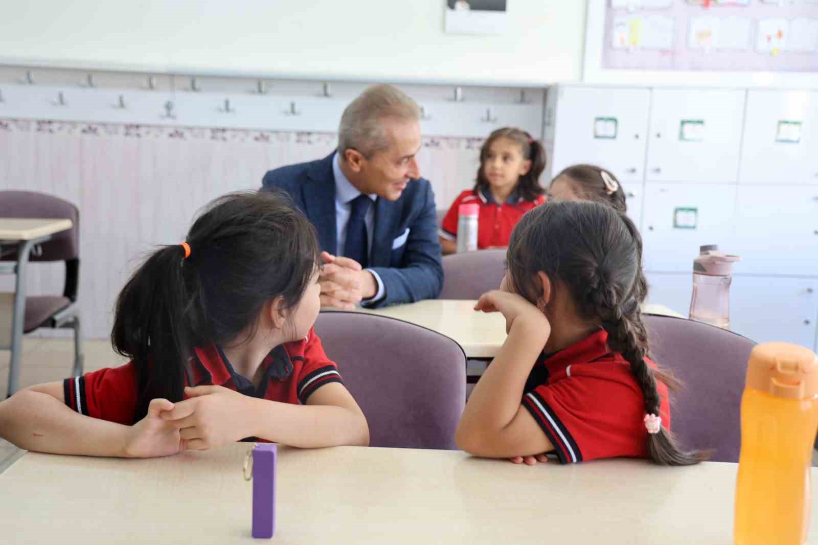 "Vali olmak istiyorum" diyen minik öğrenci karne törenine damga vurdu