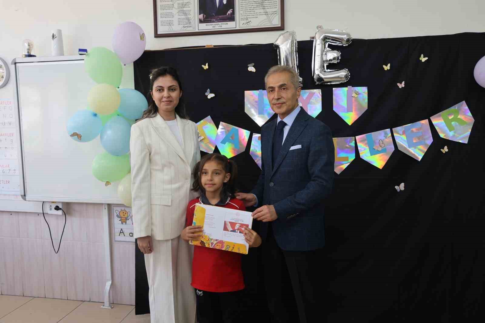 "Vali olmak istiyorum" diyen minik öğrenci karne törenine damga vurdu