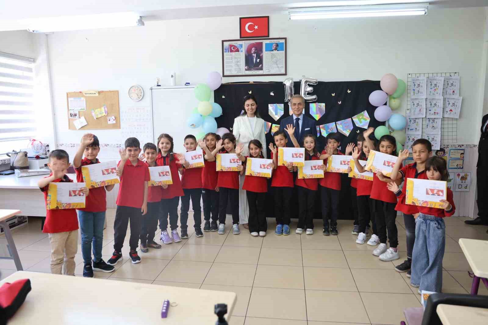 "Vali olmak istiyorum" diyen minik öğrenci karne törenine damga vurdu