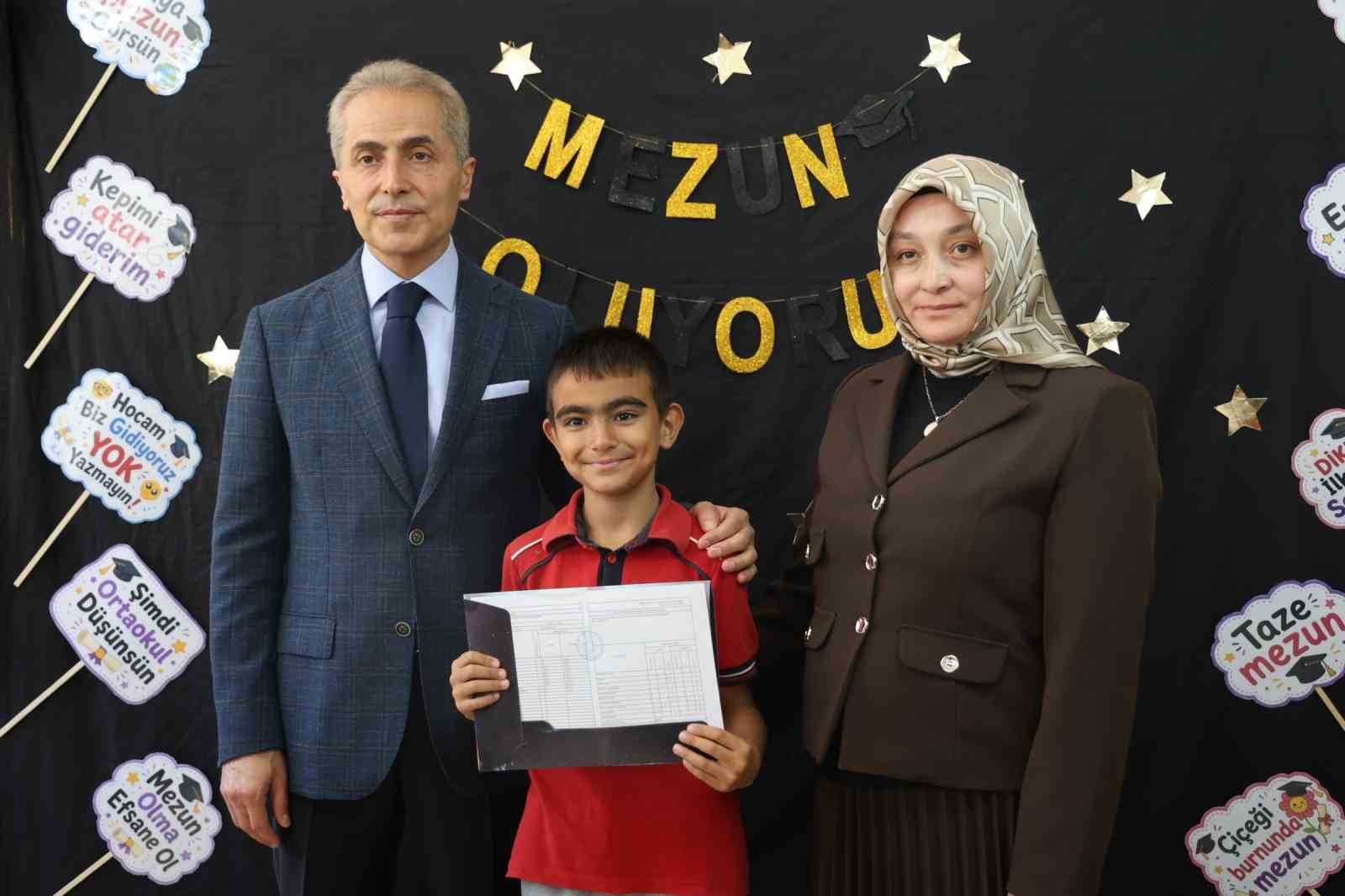 "Vali olmak istiyorum" diyen minik öğrenci karne törenine damga vurdu
