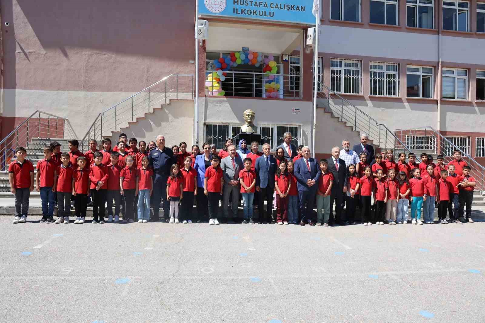 "Vali olmak istiyorum" diyen minik öğrenci karne törenine damga vurdu