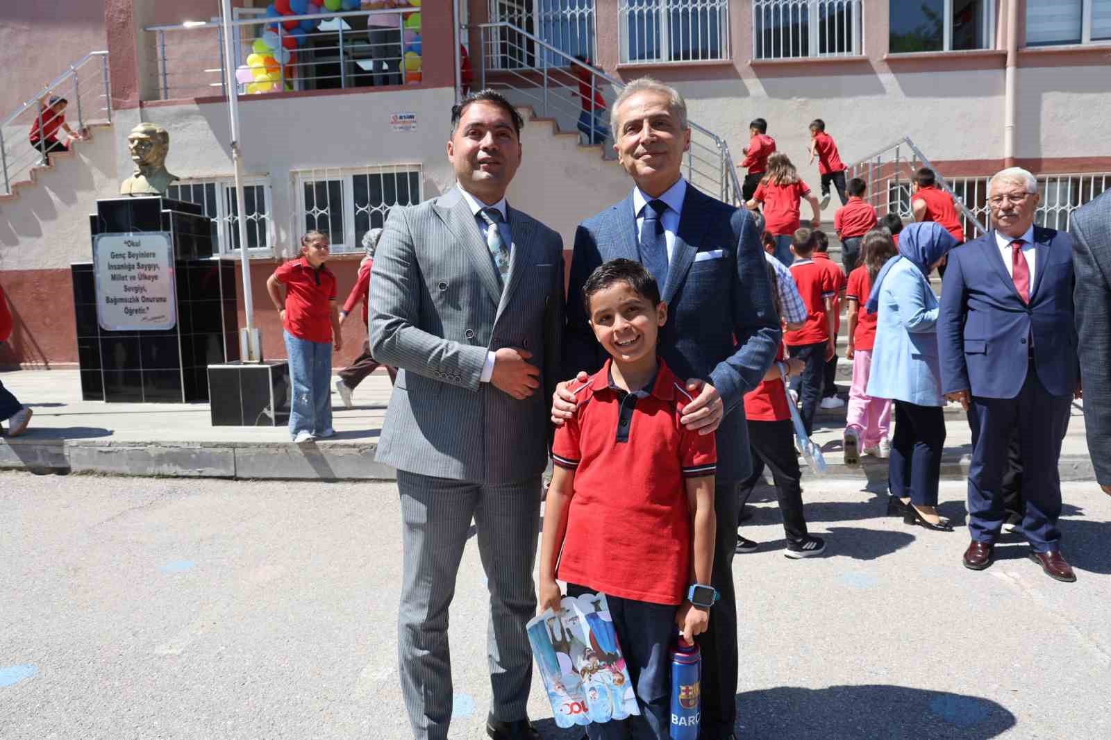 "Vali olmak istiyorum" diyen minik öğrenci karne törenine damga vurdu