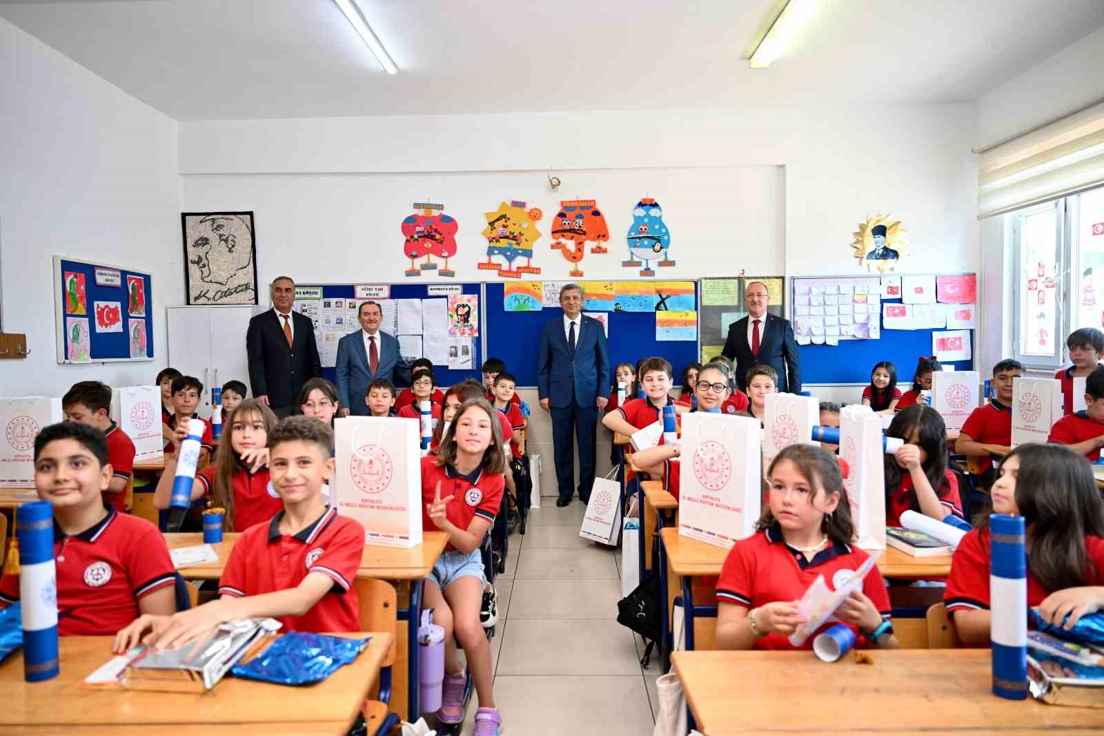 Antalya’da 484 bin 576 öğrenci karne heyecanı yaşadı
