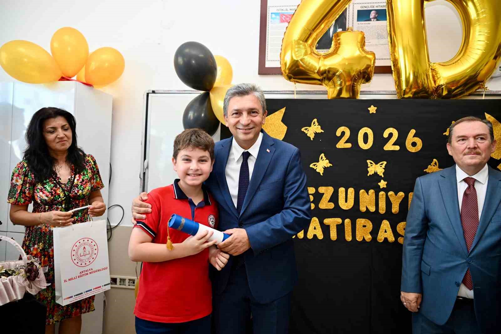 Antalya’da 484 bin 576 öğrenci karne heyecanı yaşadı