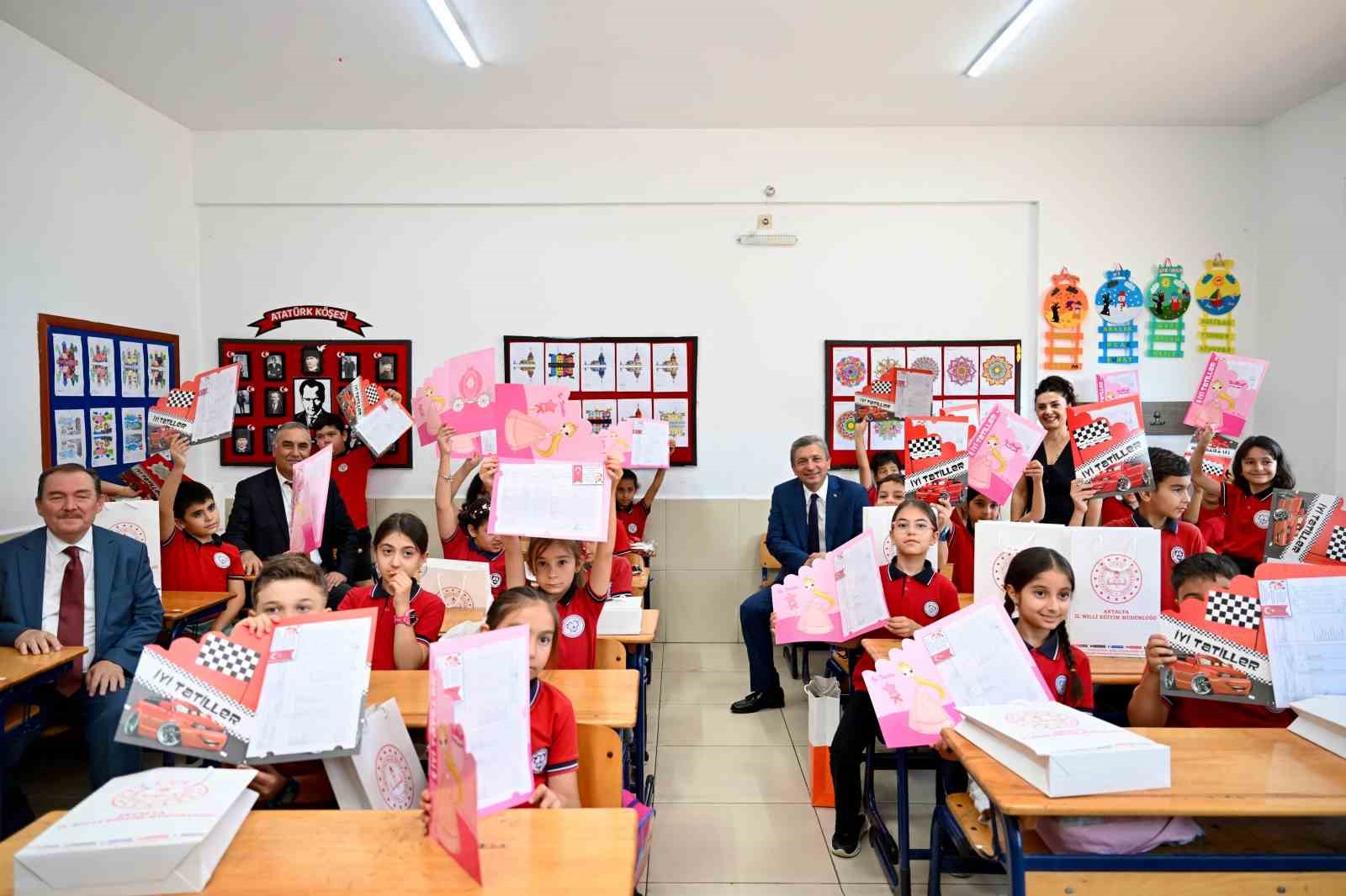 Antalya’da 484 bin 576 öğrenci karne heyecanı yaşadı