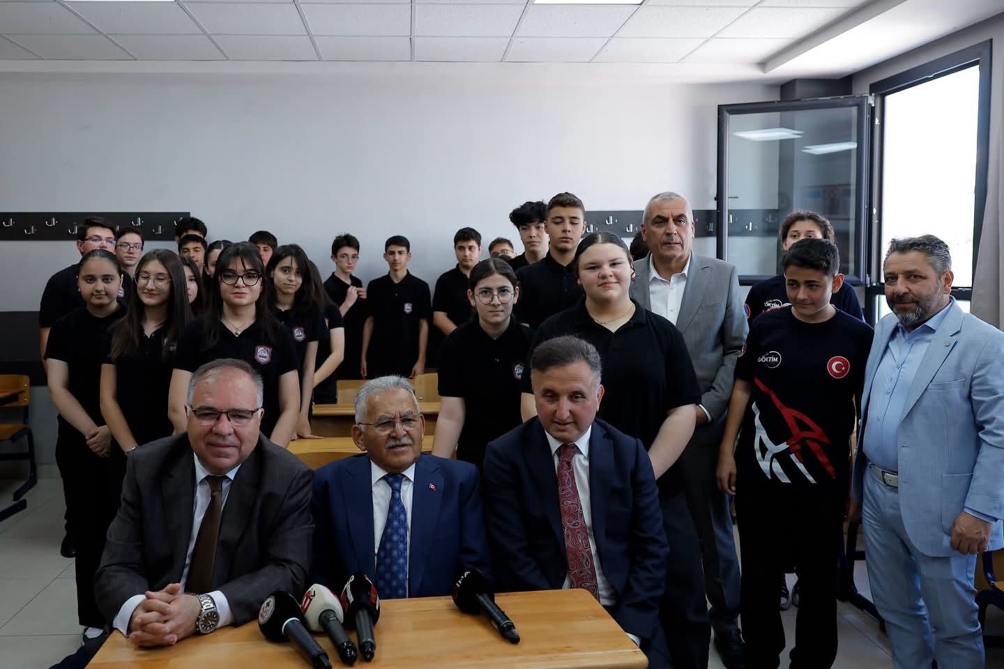 Kayseri’de protokol, öğrencilerin karne heyecanına ortak oldu
