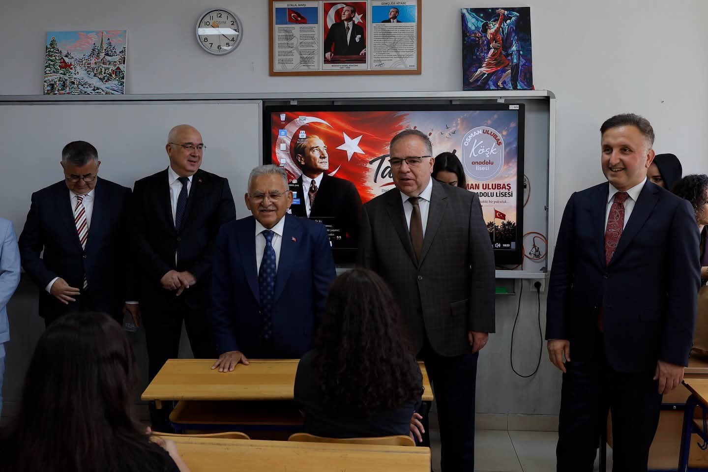Kayseri’de protokol, öğrencilerin karne heyecanına ortak oldu