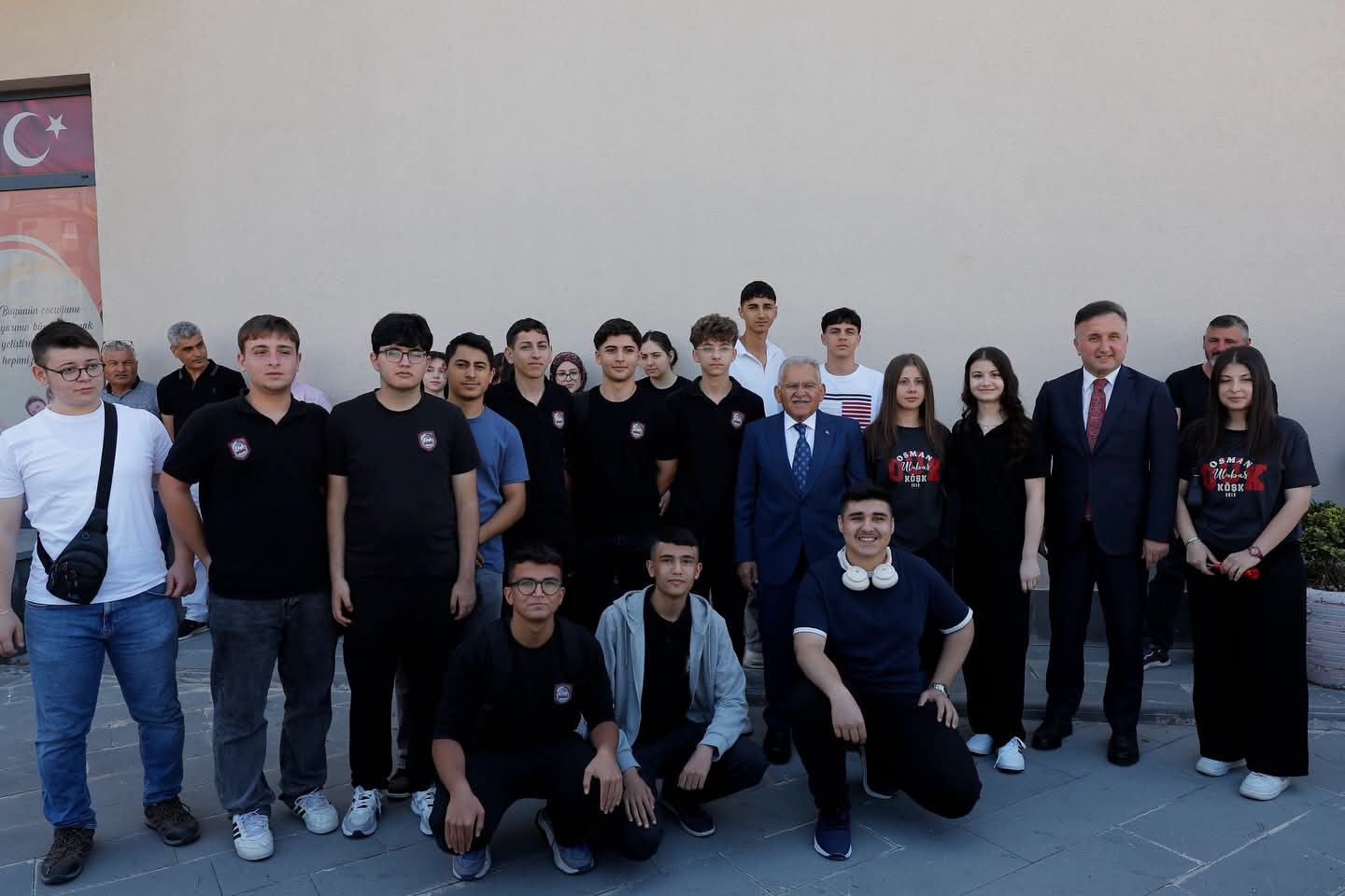 Kayseri’de protokol, öğrencilerin karne heyecanına ortak oldu