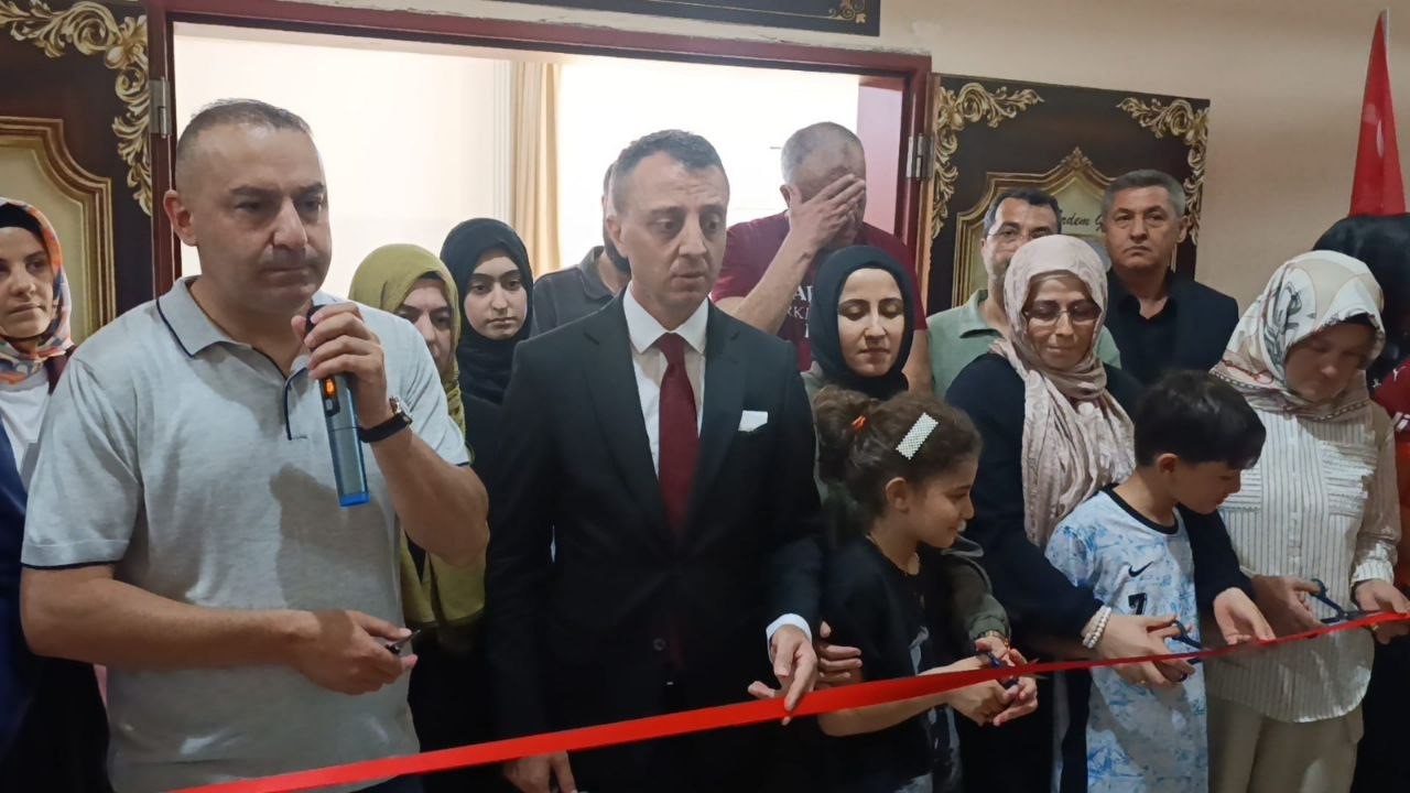 Okula silahlı saldırıda hayatını kaybeden Kerem Erdem Güngör’ün adı konferans salonunda yaşatıldı
